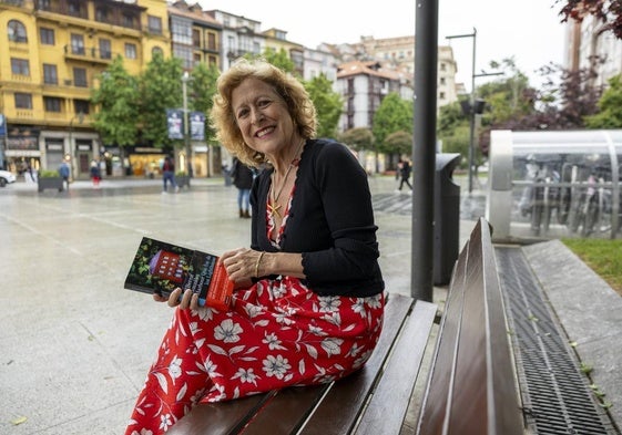 La periodista y escritora Berna González Harbour, con su nuevo libro, en Santander.