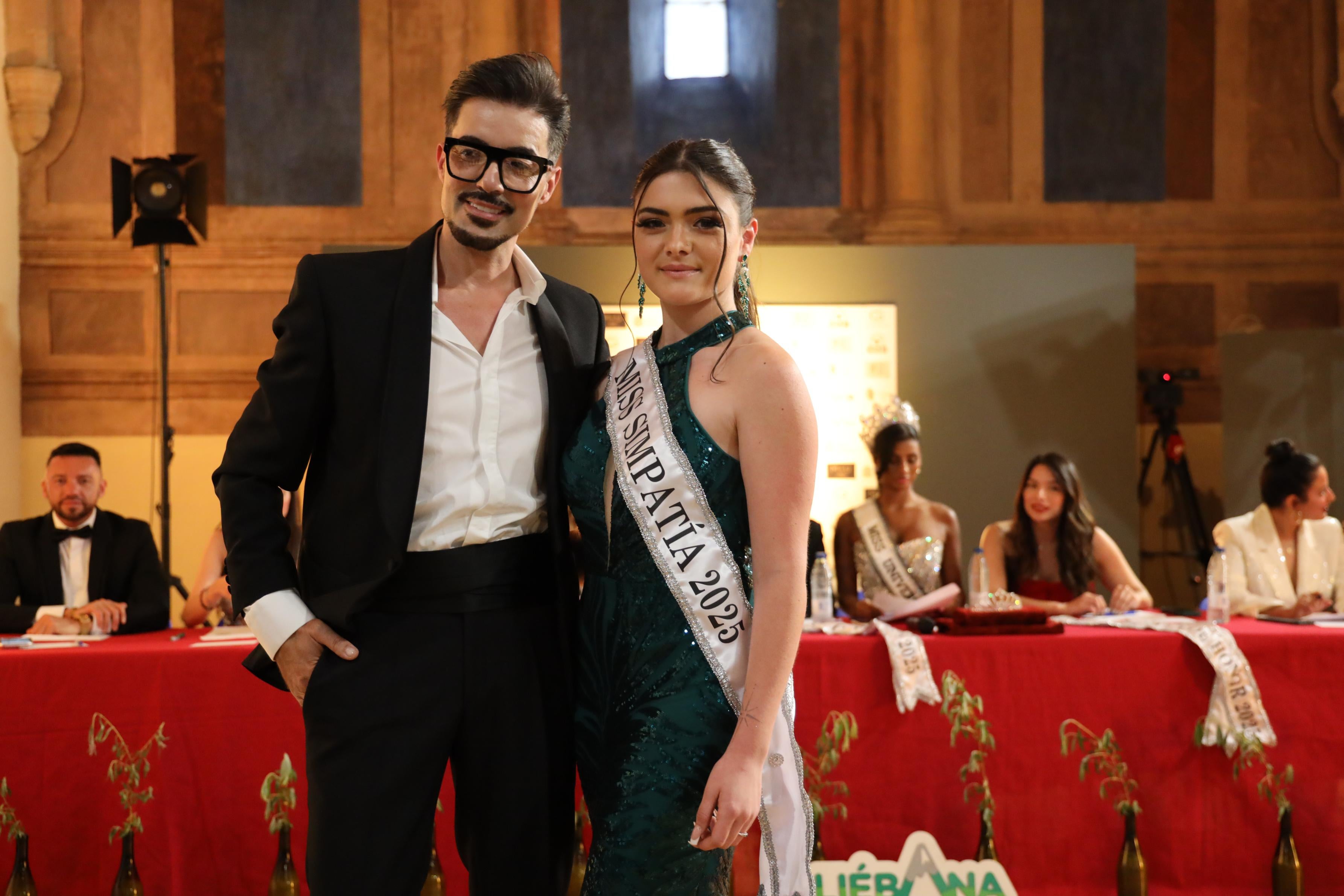 Iban Barcenilla, profesional Hairdresserd, entrego la banda de Miss Simpatia a Alba Nicieza