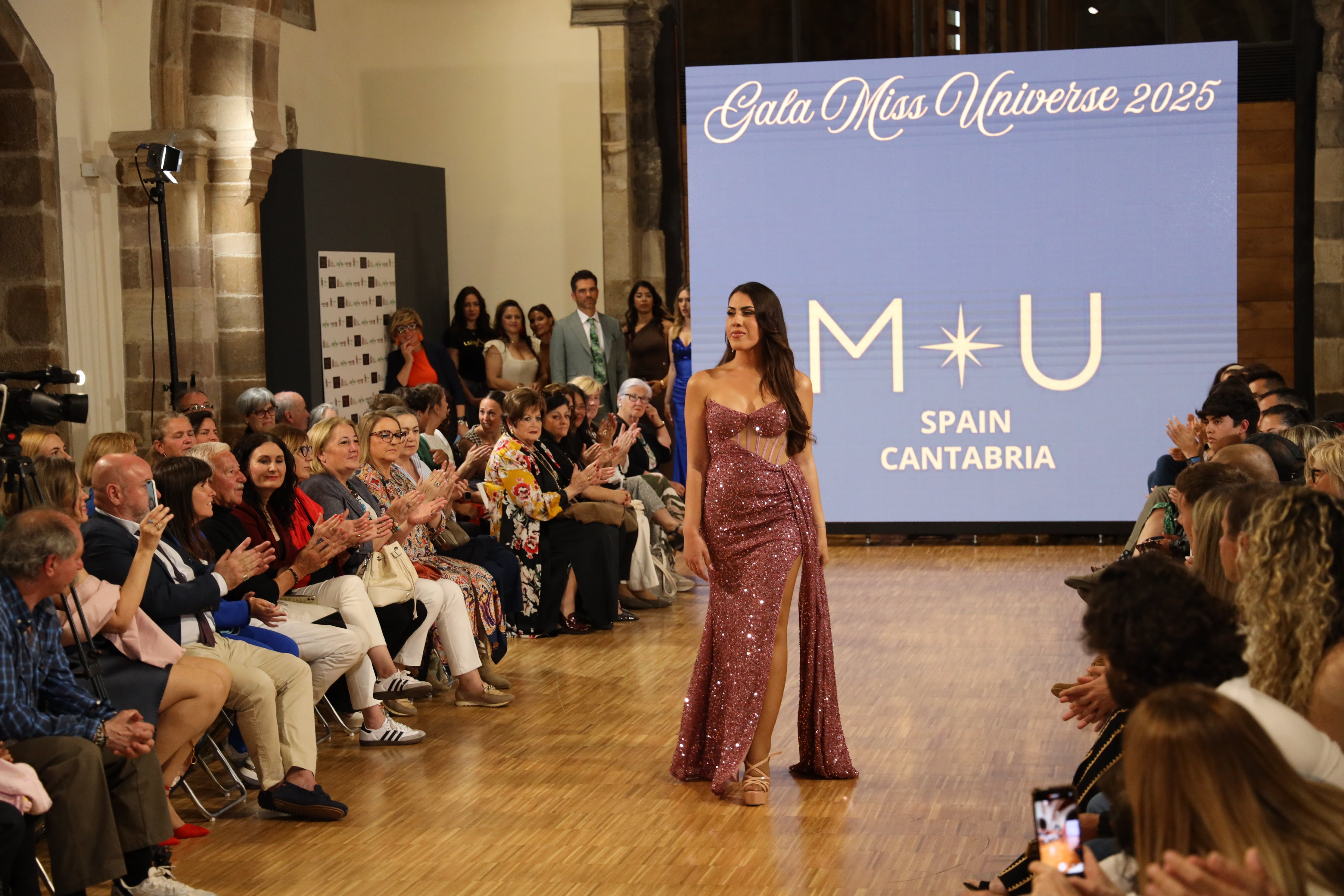Lucia Aguilera, ganadora del concurso, desfila en traje de gala