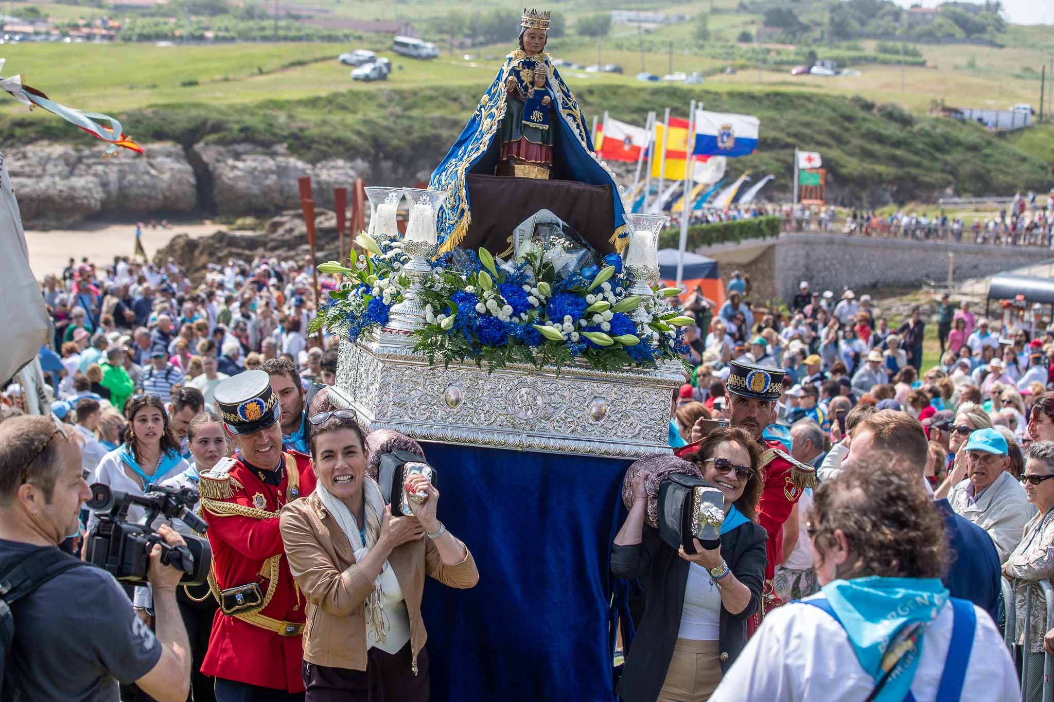 Gema Igual y Margarita Rojo hicieron uno de los últimos relevos en la procesión de la Virgen. 