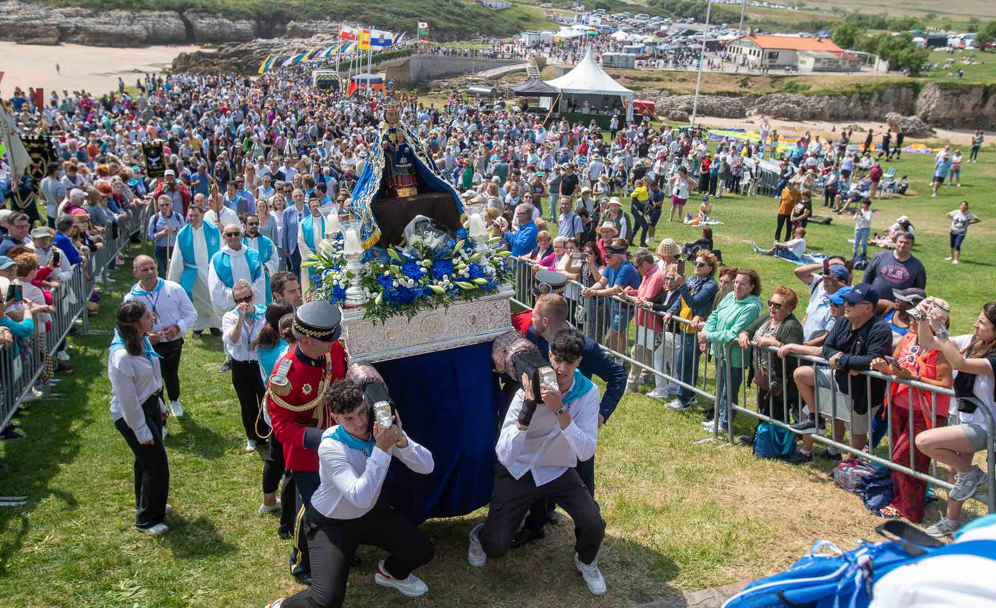 La Virgen, a punto de llegar a la ermita entre la multitud.