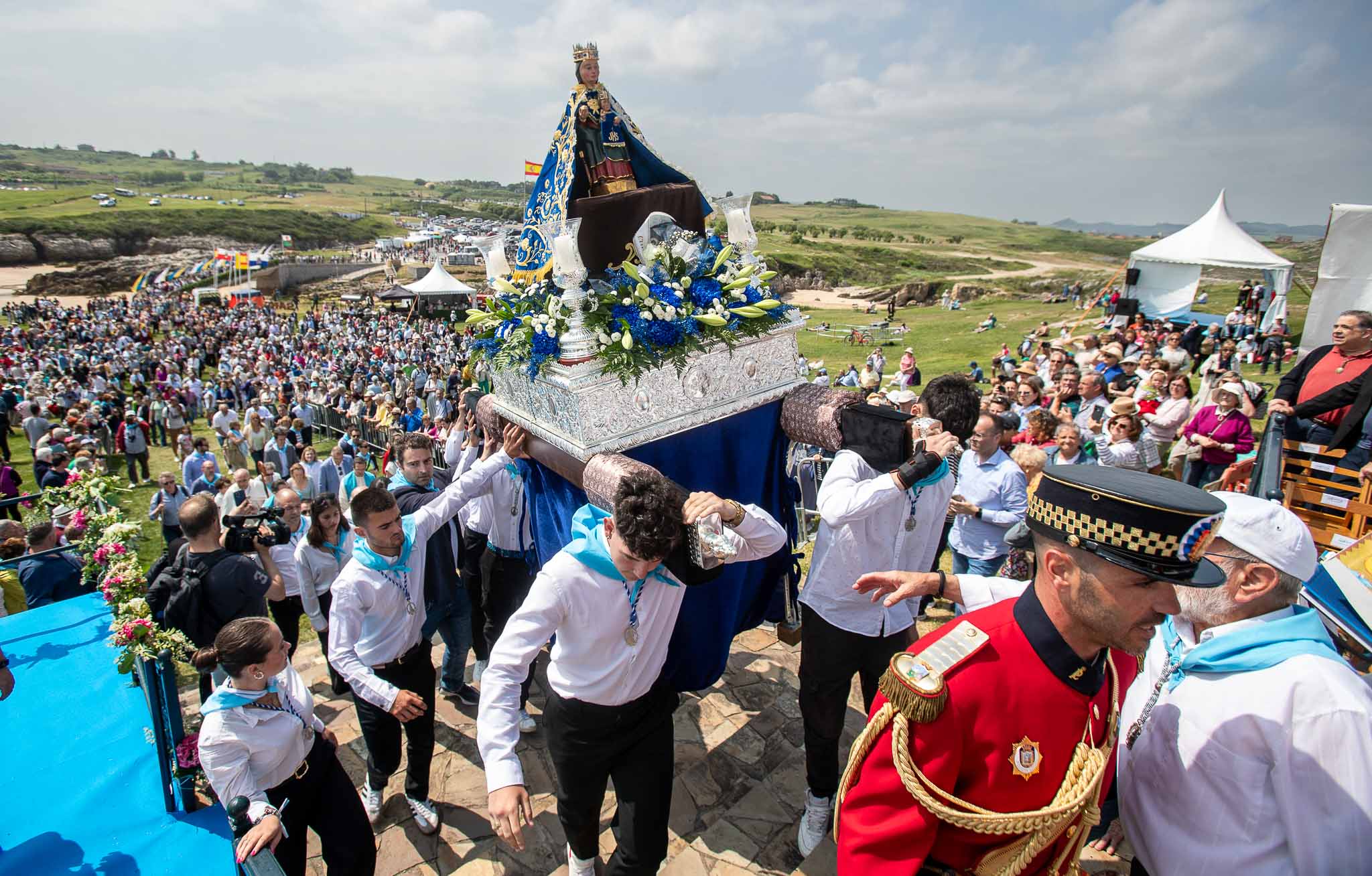La imagen, a hombros de los jóvenes para subir hasta la entrada de la ermita.