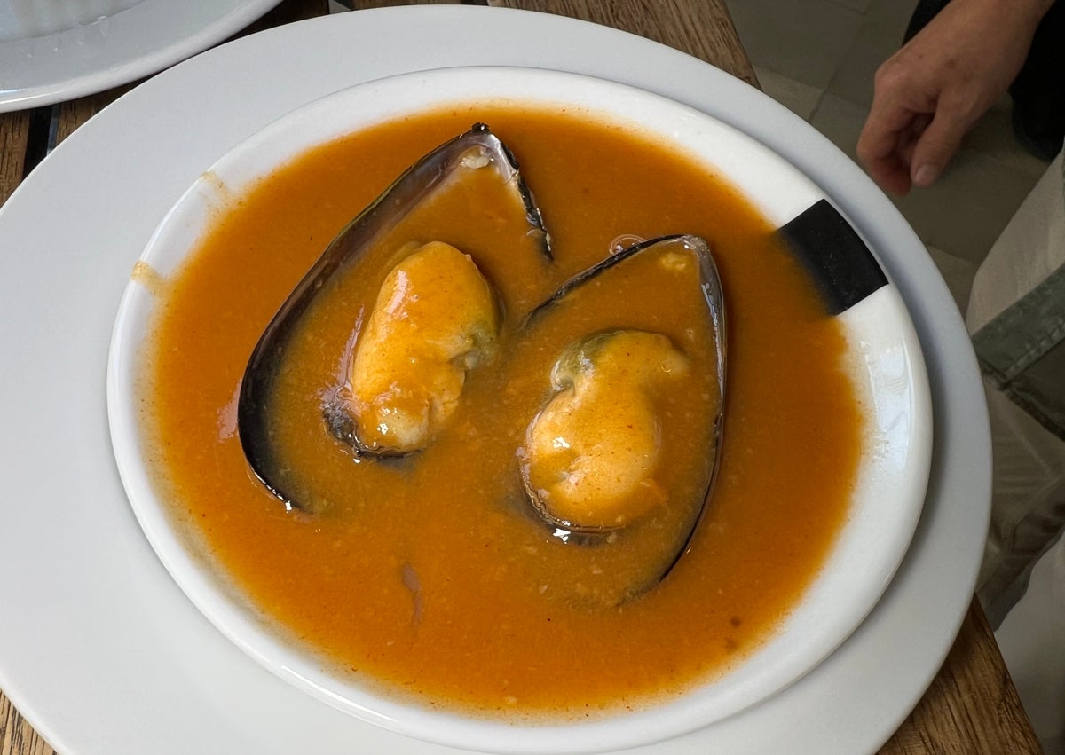 Imagen secundaria 1 - Croquetas caseras de jamón y bacalao y boquerones; mejillones en salsa (especialidad de la casa) y patatas con salsa , gambas al ajillo y torreznos de Soria.