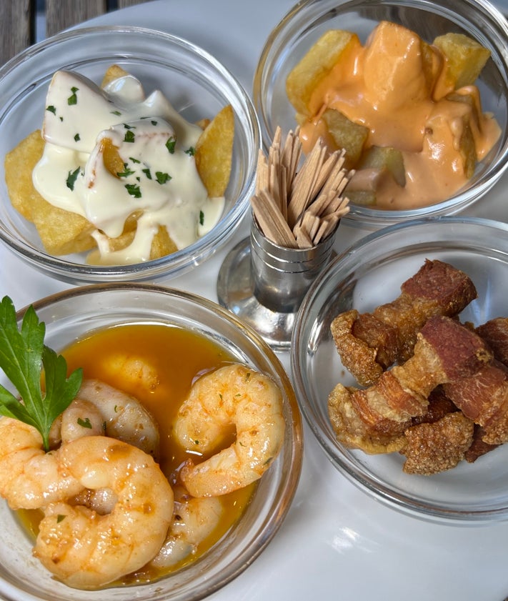 Imagen secundaria 2 - Croquetas caseras de jamón y bacalao y boquerones; mejillones en salsa (especialidad de la casa) y patatas con salsa , gambas al ajillo y torreznos de Soria.