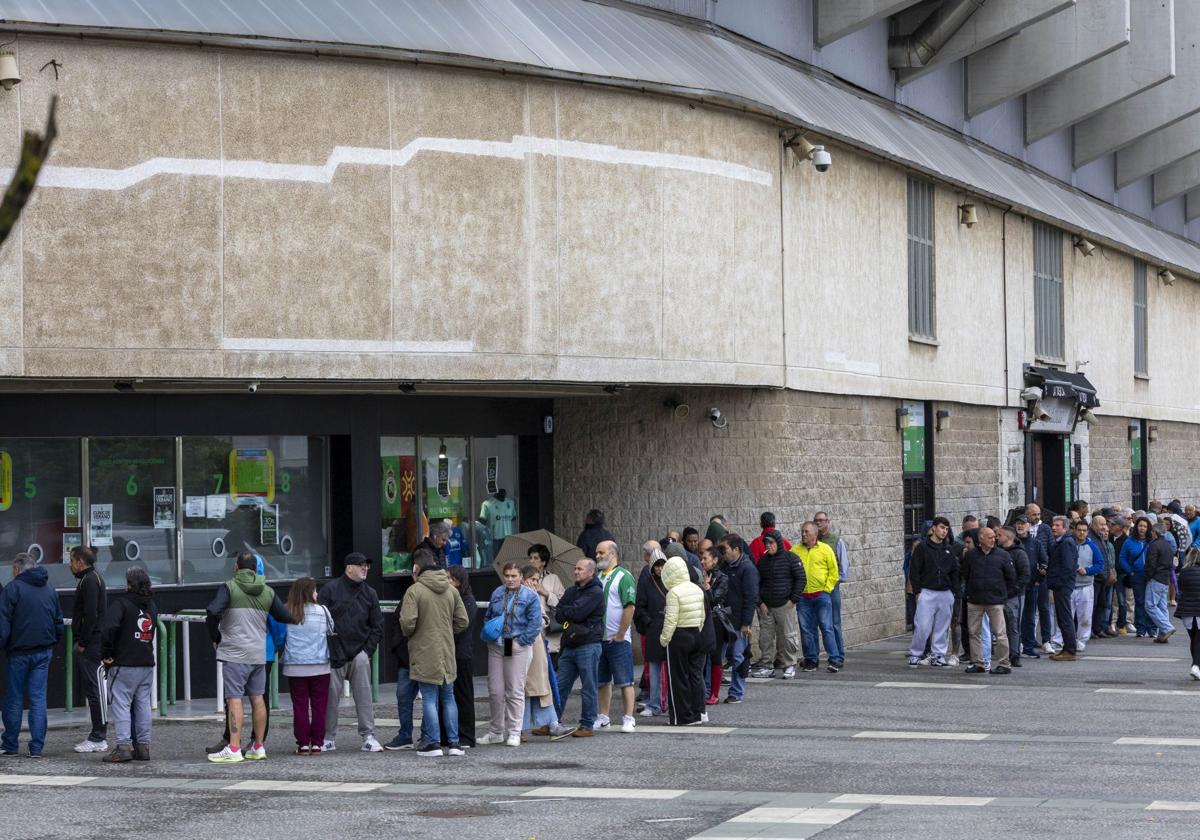 Colas en las taquillas para el partido contra el Mirandés.