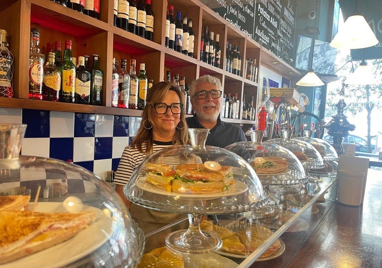Silvia Castro y «Cuco» José Antonio Martín, propietarios de La Gloria de Carriedo, tras la barra del establecimiento.