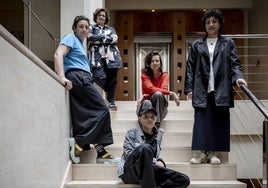 El jurado estuvo integrado por Begoña Guerrica-Echevarría (de pie, arriba); Teresa Solar Abboud, Bárbara Rodríguez Muñoz y Joan Morey (sentados); y Amanda de la Garza (de pie a la derecha).