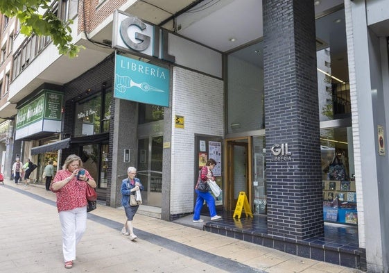 El local de la Librería Gil, en la calle San Fernando, abrió sus puertas en 1998 y las cerrará el próximo lunes, día 16.