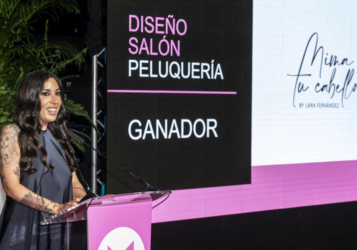 Lara Fernández en el momento que subió al escenario a recoger su premio.