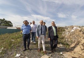 Visita de las autoridades a la ubicación del punto limpio de Laredo.