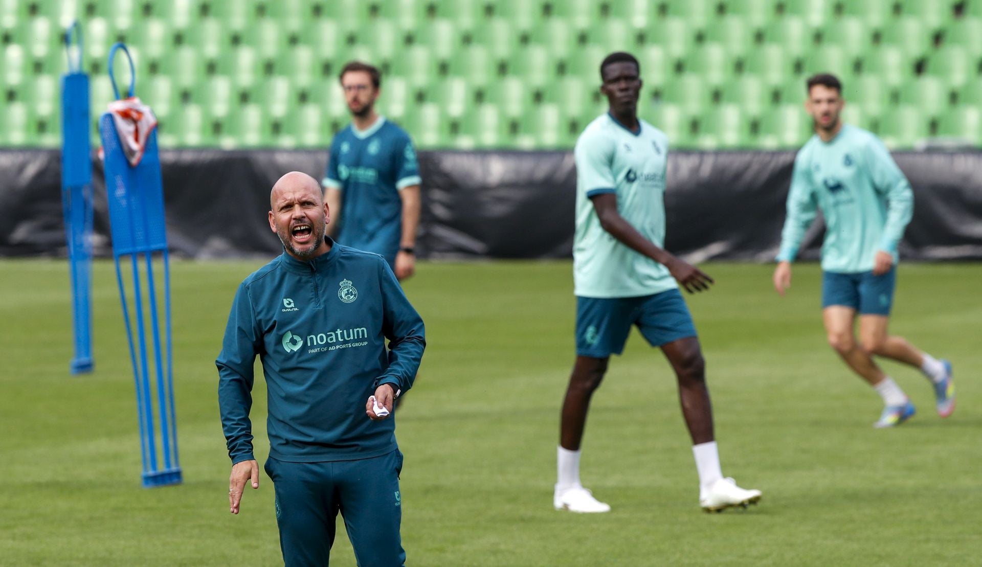 José Alberto imparte instrucciones a sus jugadores en el entrenamiento en los Campos de Sport.