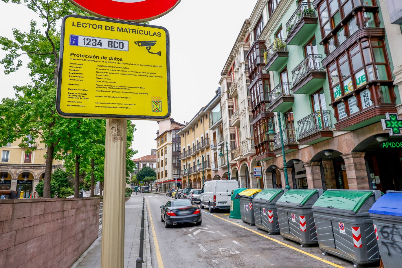 Unos carteles informan sobre la videovigilancia.