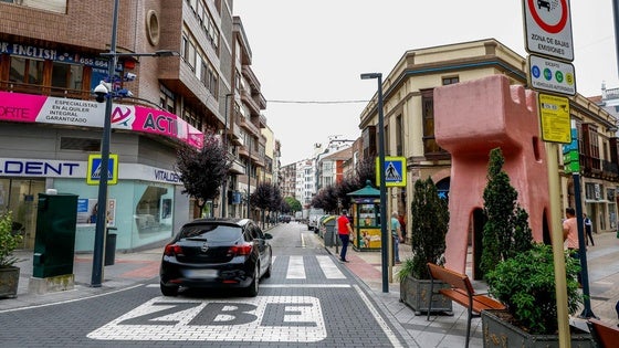 El distintivo de acceso a la Zona de Bajas Emisiones de la calle Ruiz Tagle, en Torrelavega.