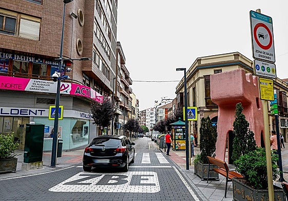 El distintivo de acceso a la Zona de Bajas Emisiones de la calle Ruiz Tagle, en Torrelavega.