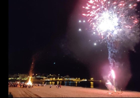 Hinchables, música y hoguera en la playa para celebrar San Juan en Comillas