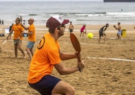 Participantes en una de las muchas citas con las palas que se celebran en Suances cada verano.