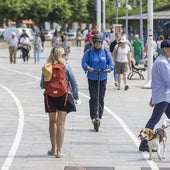 Una mujer circula en patinete eléctrico por Santander.