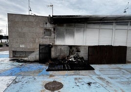 Resultado de la quema de contenedores en Suances, así como la estructura que los cubría.