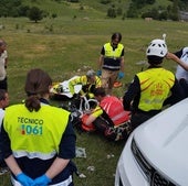 Rescatadores tratando de reanimar al hombre, que murió poco después.