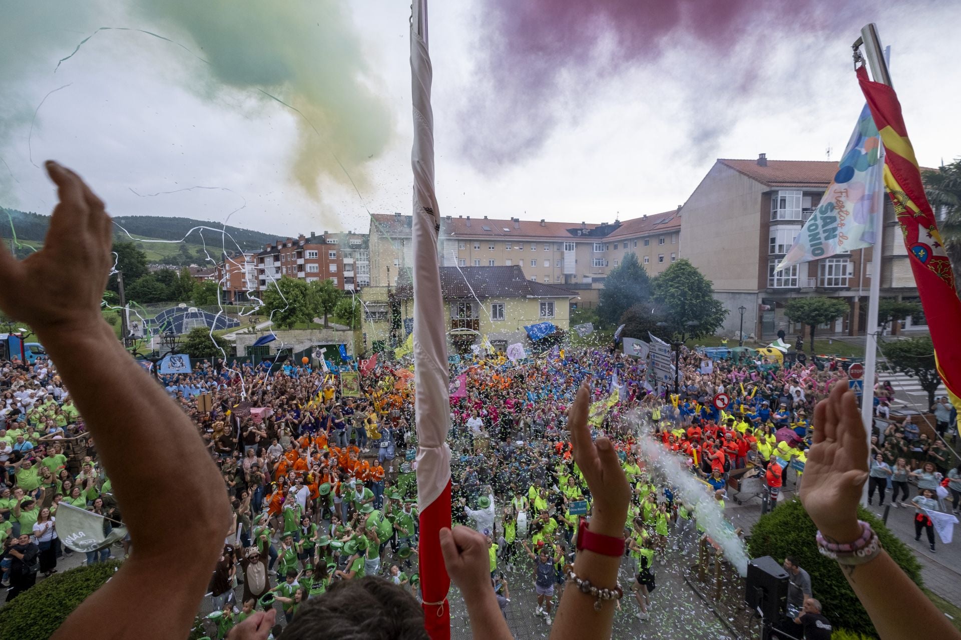 El público estalla emocionado en medio del chupinazo de las fiestas de San Antonio