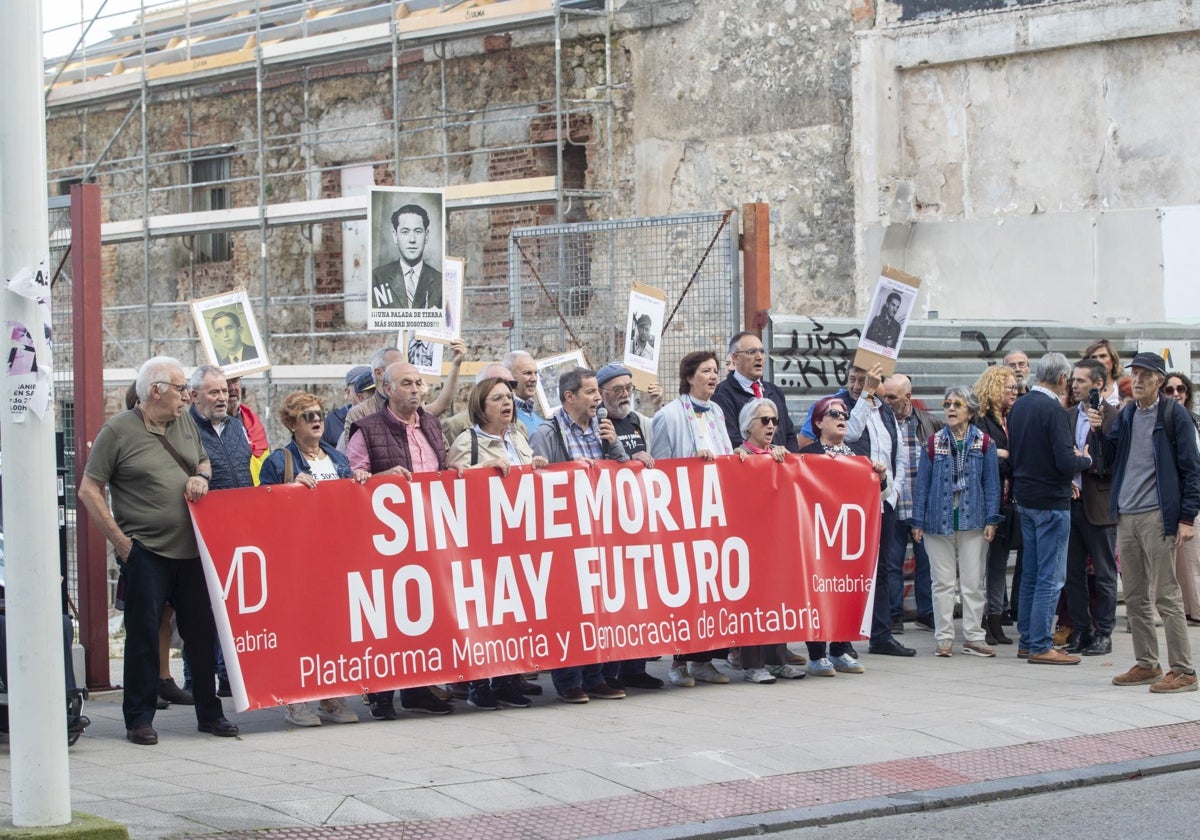 Manifestación contra la derogación de la Ley de Memoria frente al Parlamento de Cantabria.