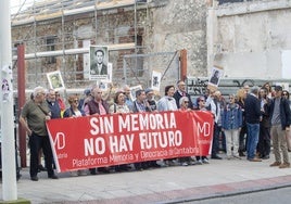 Manifestación contra la derogación de la Ley de Memoria frente al Parlamento de Cantabria.
