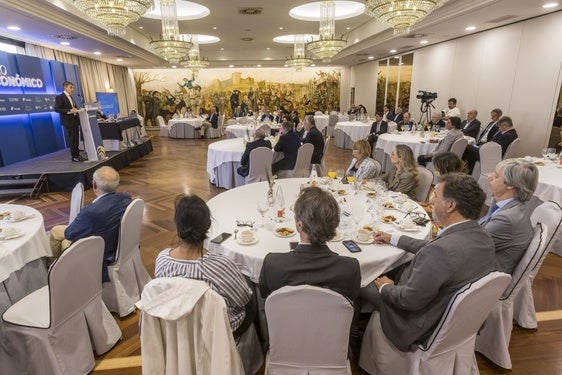 Público asistente a la ponencia en el Hotel Bahía