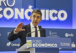 Domingo Mirón en su ponencia de este martes en el Hotel Bahía.