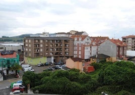 Parcela de La Carrilla con edificaciones en ruina tomadas por la maleza.