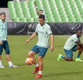 Arana, Karrikaburu y Lago Junior, durante la sesión del martes en los Campos de Sport.