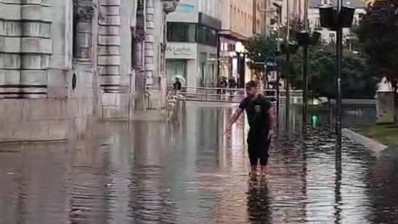 Calle Amos de Escalante, junto al Ayuntamiento de Santander, este martes inundada tras las tormentas.