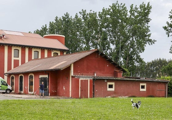 Edificio que albergó la antigua sidrería, ubicado junto a La Lechera y propuesto por el PSOE para cobijar el futuro Museo del Hojaldre.