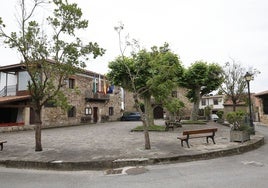 Imagen actual de la plaza que rodea a la iglesia de San Román en Viérnoles.