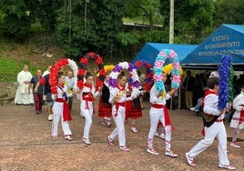 Actuación de los danzantes en las pasadas fiestas de Cicero.