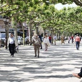 Jubilados en las calles de Torrelavega.