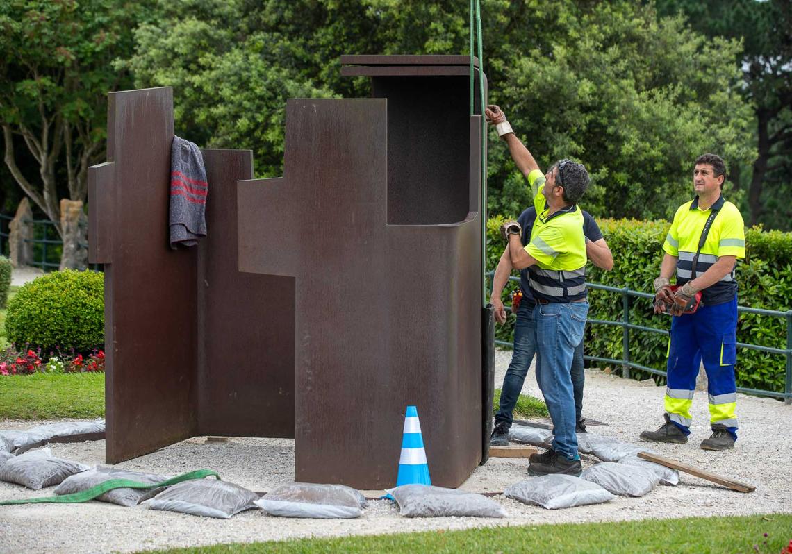 La obrra, a falta de los últimos detalles descansa ya frente a la fachada sur del Palacio de la Magdalena