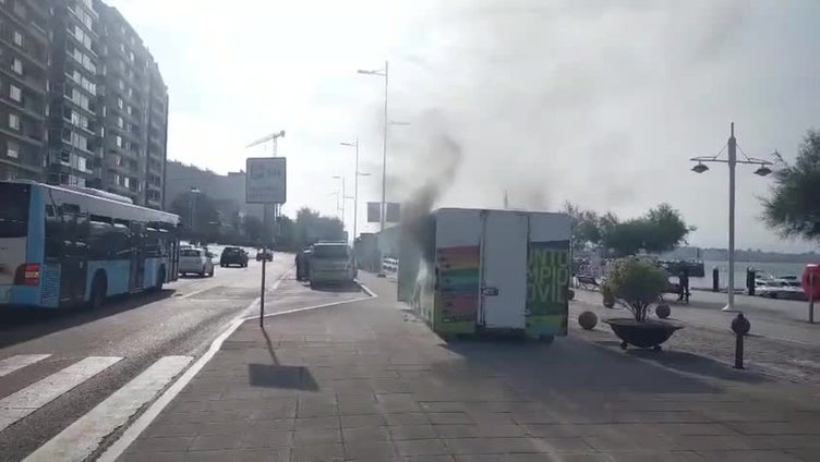 Arde un punto limpio móvil en Castelar