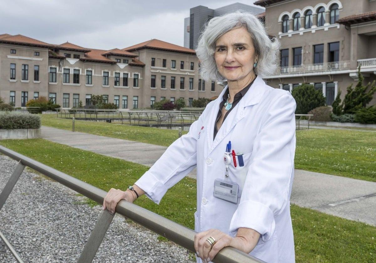 La médico Dolores Acón, con el Hospital Valdecilla al fondo.