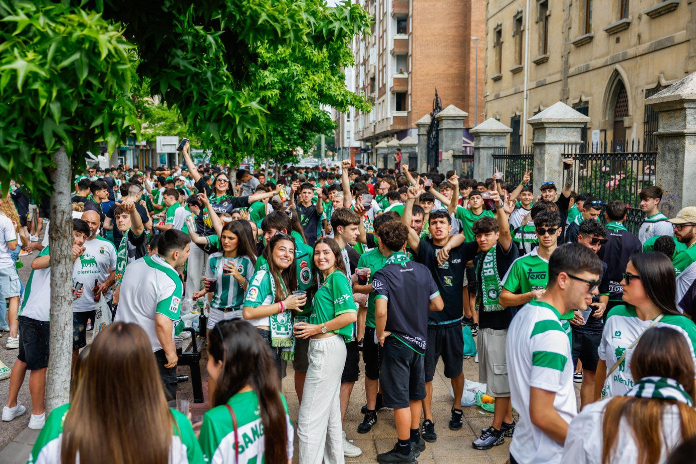 La calle Francisco Canteras acogió la previa racinguista