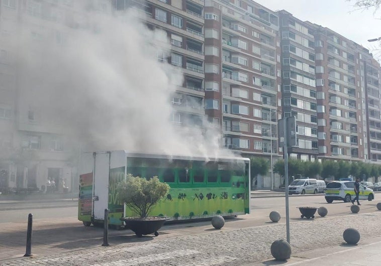 El punto limpio móvil ardiendo esta mañana en Santander