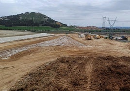 Labores de movimiento de tierras en Magaz de Pisuerga (Palencia).