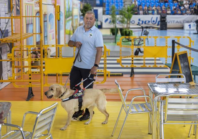 Pedro Márquez, instructor de perros guía de la ONCE, junto a Wisla, en la exhibición celebrada ayer en Santander.