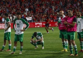 Los jugadores, ante los aficionados desplazados, tras la eliminación.