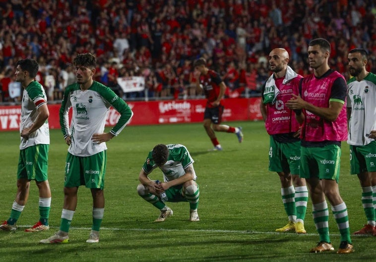 Los jugadores, ante los aficionados desplazados, tras la eliminación.