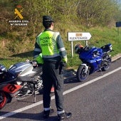 Un agente, durante un control de motos en la zona del valle del Nansa.