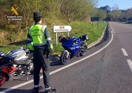 Un agente, durante un control de motos en la zona del valle del Nansa.