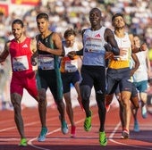 Attaoui, segundo por la izquierda, cruza la meta en Oslo por detrás de Wanyonyi.