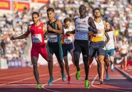 Attaoui, segundo por la izquierda, cruza la meta en Oslo por detrás de Wanyonyi.