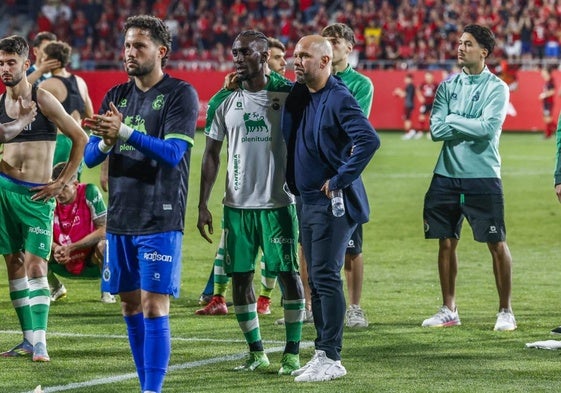 José Alberto abraza a LagoJunior, junto a otros jugadores,ante la afición desplazada a Anduva.