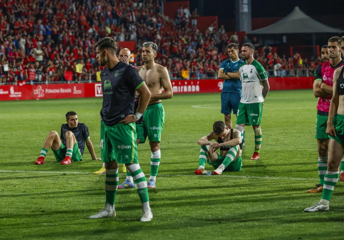 Varios jugadores del Racing, apesadumbrados tras la derrota en Anduva.